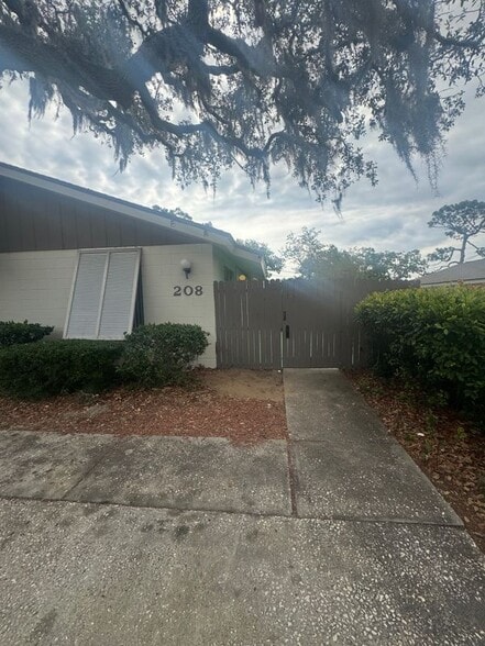 Primary Photo - 208 S Rossiter St