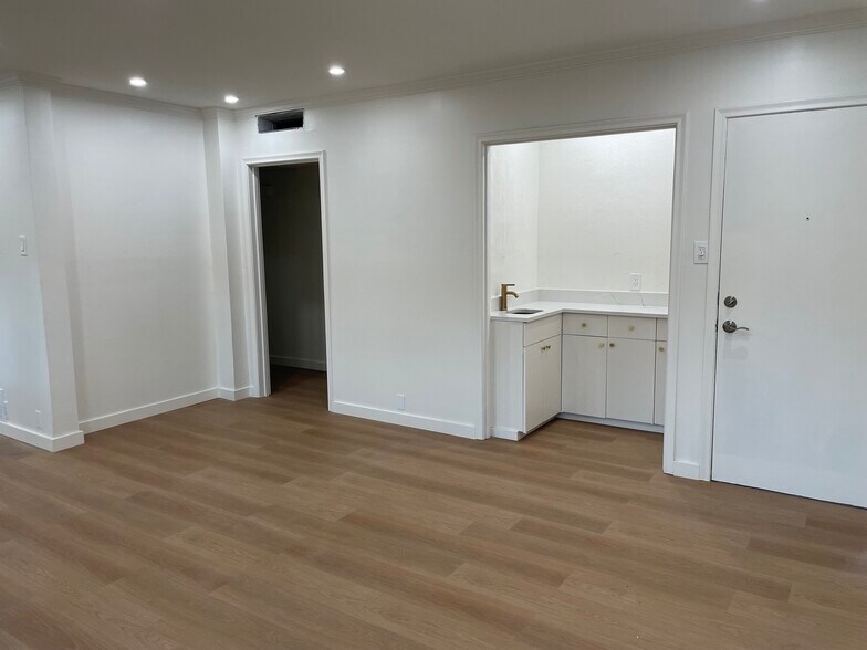 Building Photo - 7824 Meadow Park Dr