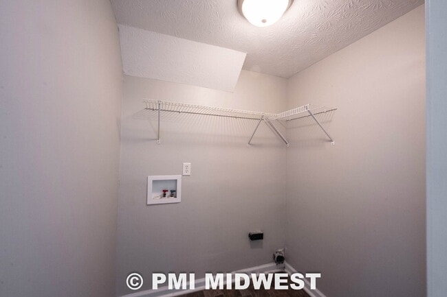 Building Photo - Great 3 Bedroom 2.5 Bathroom Home on the upper east side of Indy!