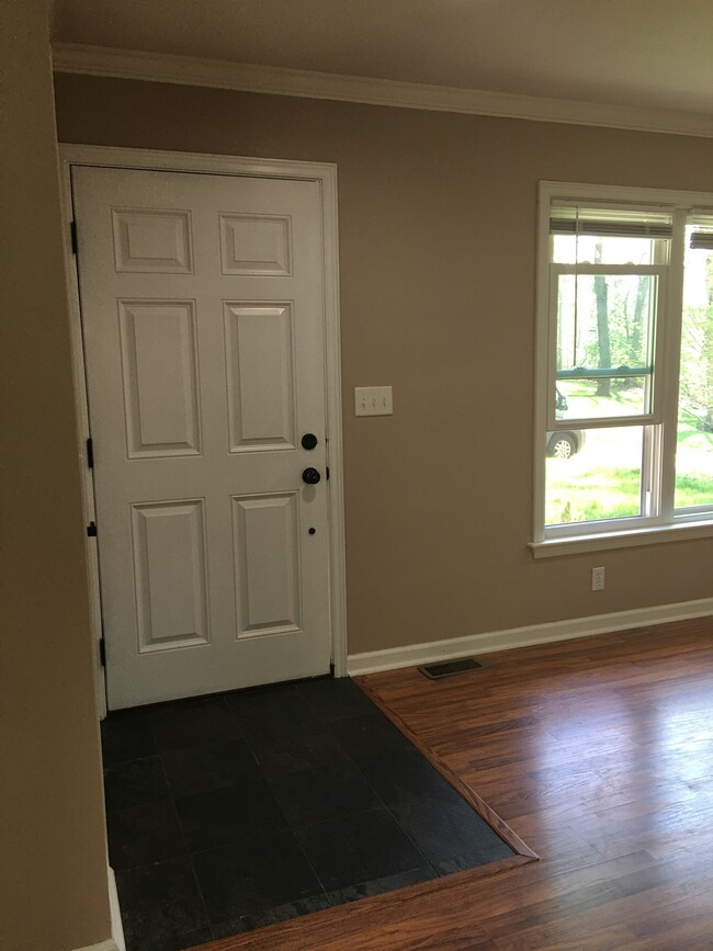 Building Photo - 1009 E High St