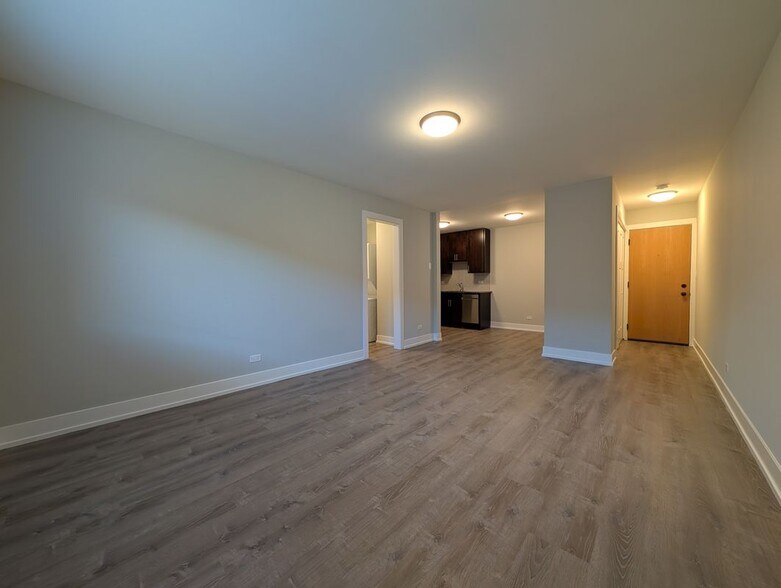 Building Photo - 530 W Surf St
