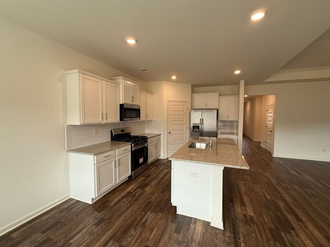 Building Photo - Springville Schools One Level 4 Bedroom / 3 Bathroom/ 3 Car Garage