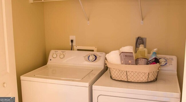 Building Photo - 100 Pinhurst Dr