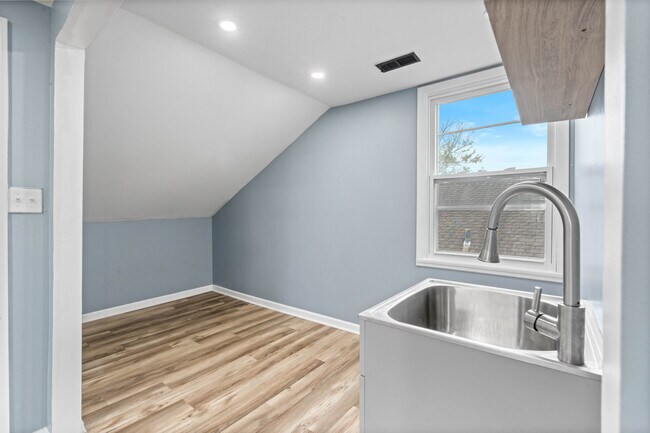 Building Photo - 2416 Sherry Rd