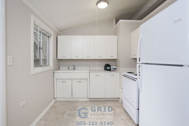 Building Photo - 2 Bedroom Home Available in Southeast Portland