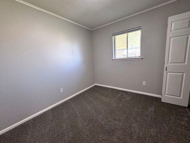 Building Photo - 1105 N Fern Ave