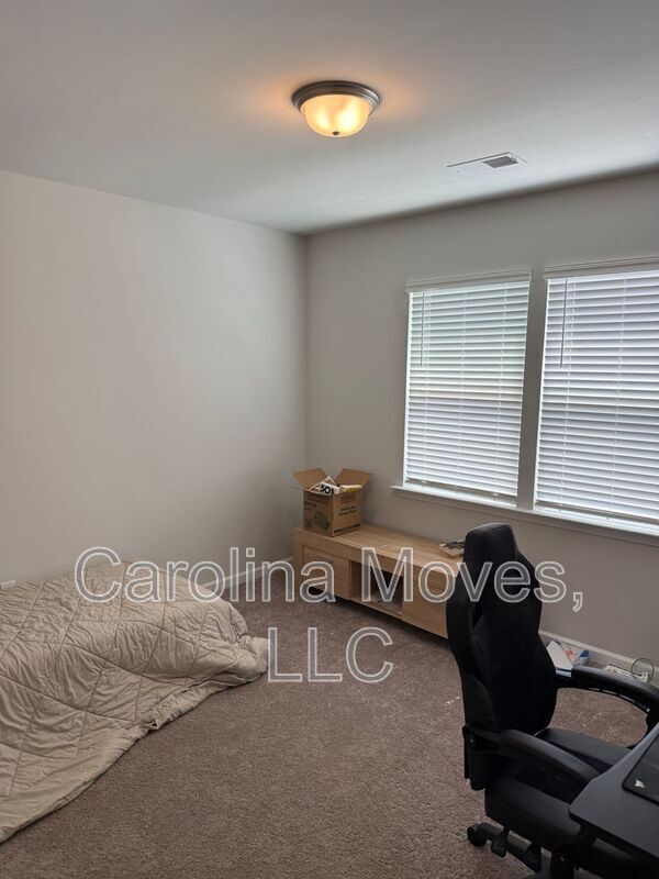 Building Photo - 717 Isleworth Ln