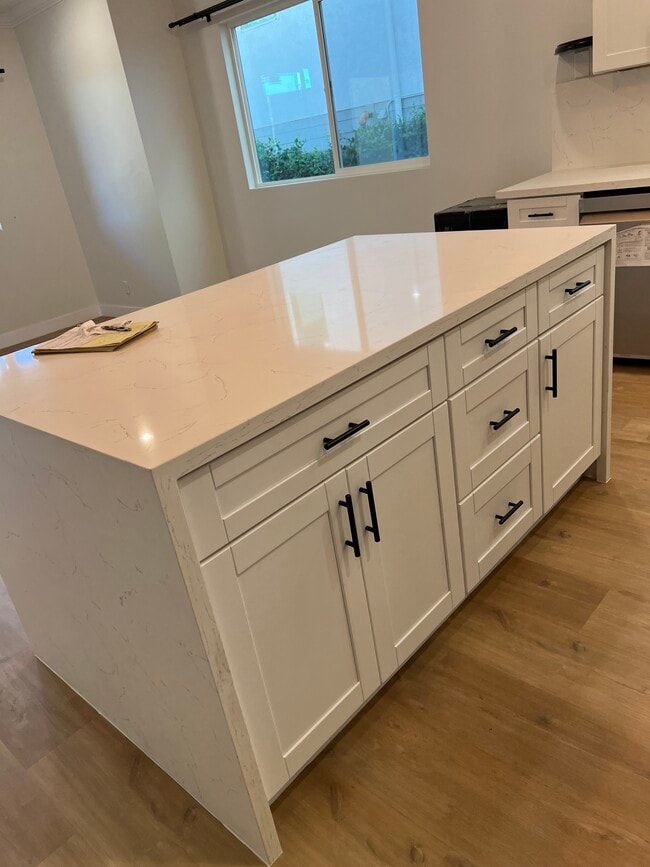 Building Photo - 951 N Oxford Ave