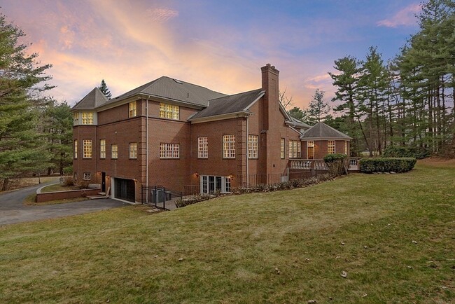 Building Photo - 451 Wellesley St