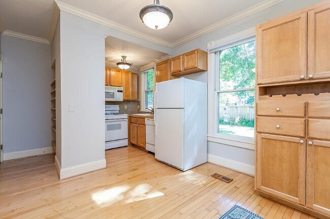 Building Photo - 238 Dale St N