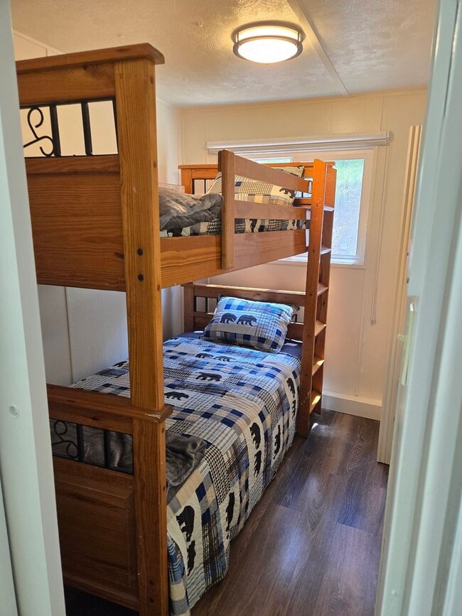 Building Photo - Great Two Bedroom Close To Midtown