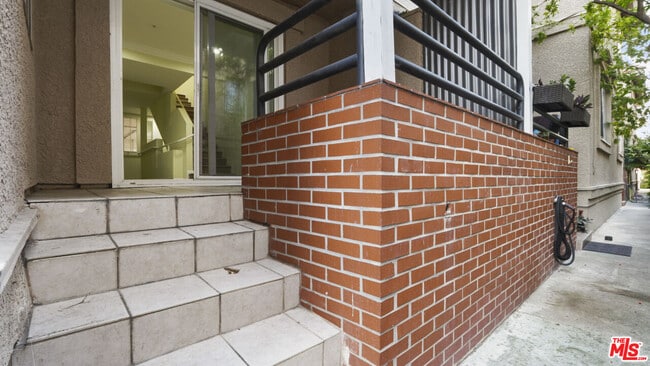 Building Photo - 420 Riverdale Dr