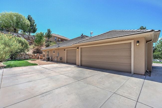 Building Photo - 4 Bedroom in The Knolls at Little Valley