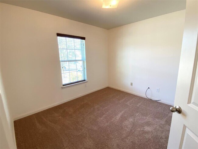 Building Photo - 201 Sapphire Ln