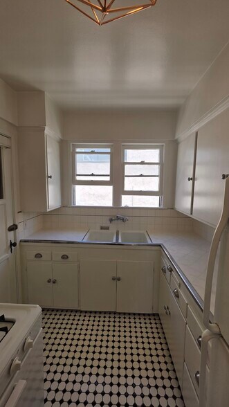 Building Photo - 455 N Hayworth Ave