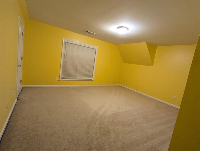 Building Photo - 815 Earlham Dr