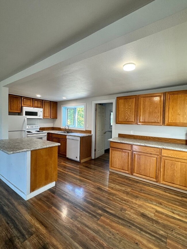 Building Photo - 3 bedroom 1 bathroom remodeled home, w/d h...