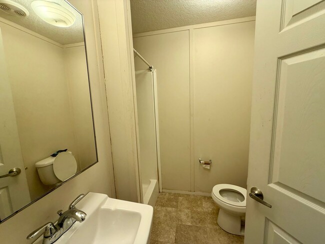Building Photo - 3 bedroom 2 bath