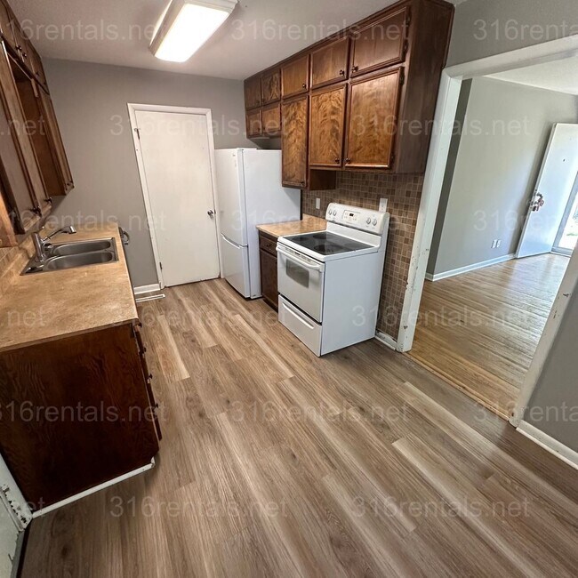 Building Photo - $1200 – 3 Bed + Bonus Room, 1 Bath | Singl...