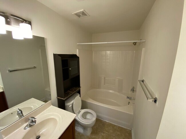 Building Photo - Lovely townhouse in fantastic Durham locat...