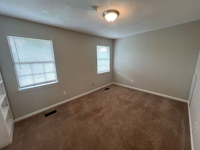 Building Photo - 5547 St James St