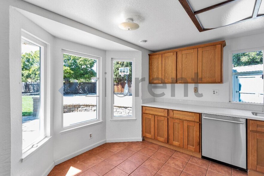 Building Photo - Unit