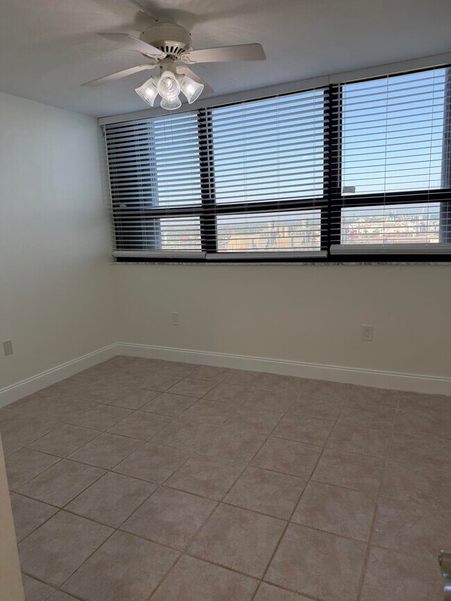 Building Photo - 5600 N Flagler Dr