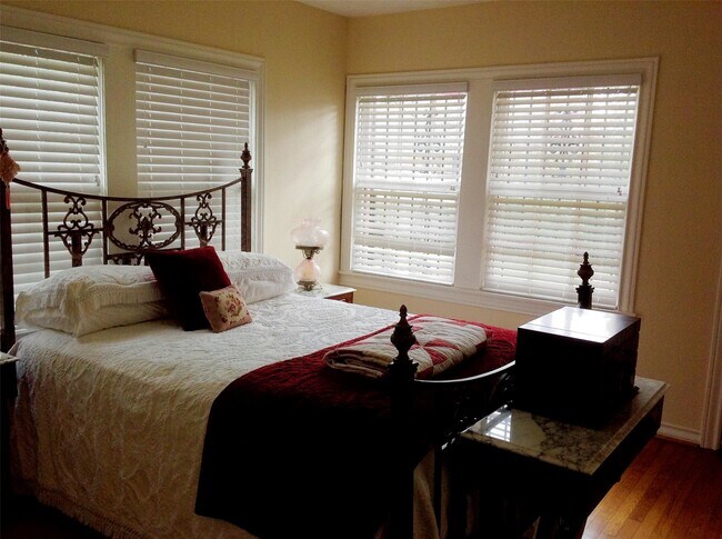 Building Photo - 704 Sue St