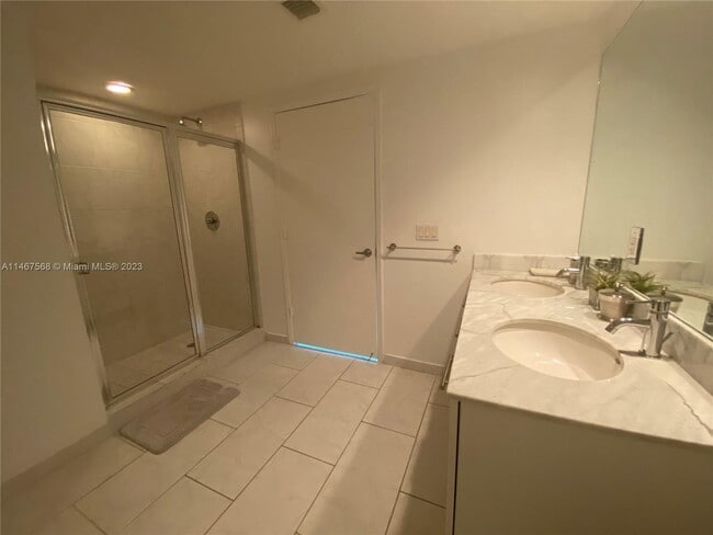Building Photo - 950 Brickell Bay Dr
