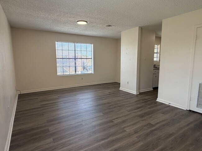 Building Photo - 501 Sweetbriar St