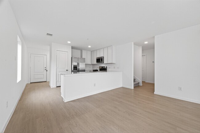Building Photo - 3025 Fantasy Ter Dr