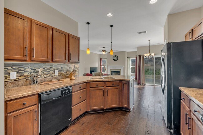 Building Photo - 6224 Suzy Dr