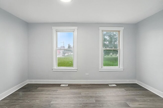 Building Photo - Newly Renovated, Large Home in Dayton!!
