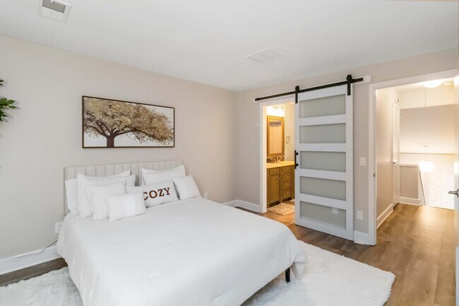 Building Photo - 1960 Variations Dr NE