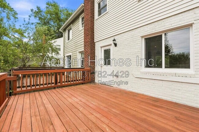 Building Photo - 2310 Riverview Terrace