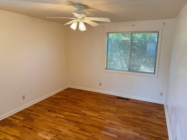 Building Photo - 3 bedroom, 1.5 bath house in Eugene!