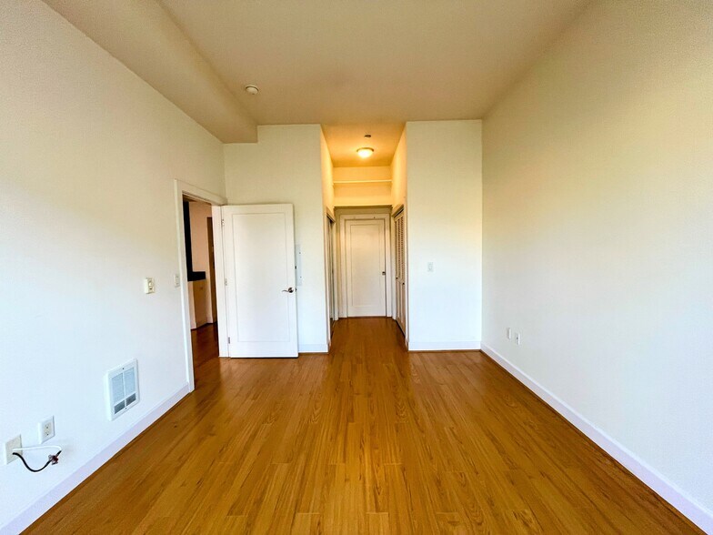 Building Photo - 585 9th St