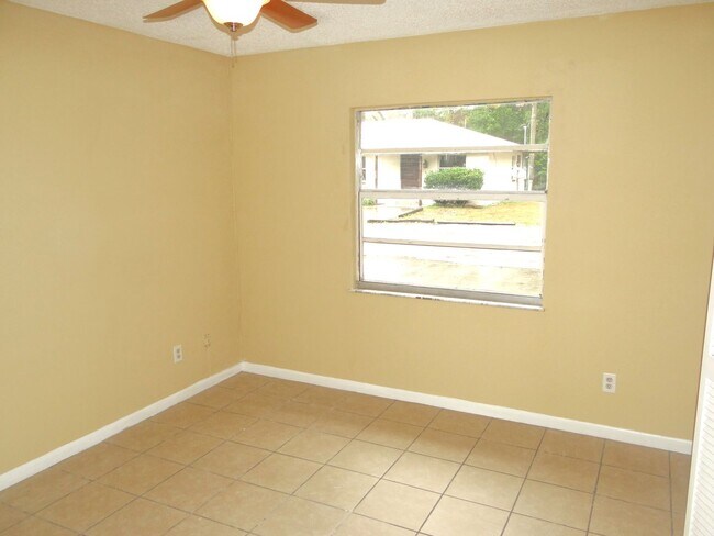 Building Photo - Rent is 1/2 price 1st month - 2 bed & 1 bath