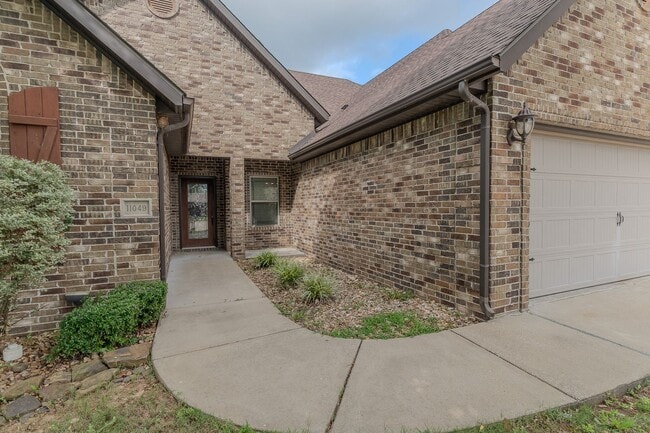 Building Photo - 4 BR Farmington Home!