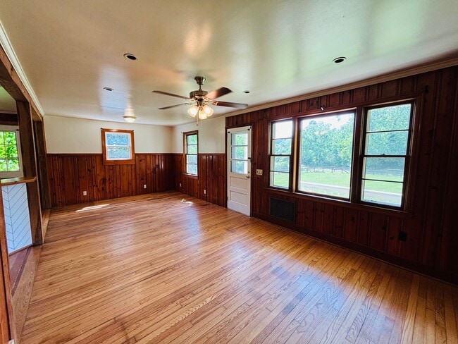 Building Photo - 2700 Meadowbrook Dr