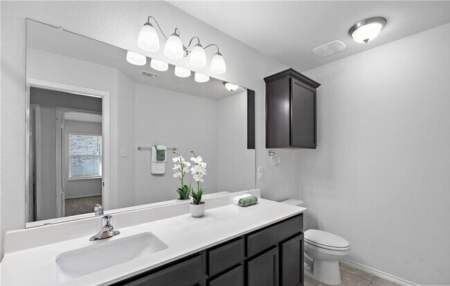 Building Photo - 4 bedroom 2 bathroom home!