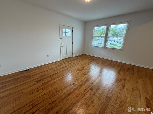 Building Photo - 16 E Kupsch St