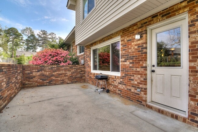 Building Photo - Great Location 4 Bedroom