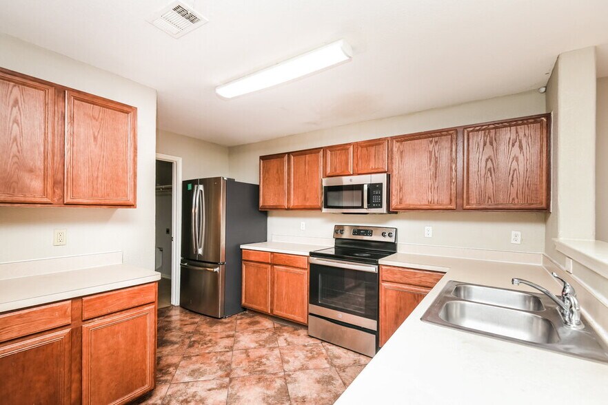 Building Photo - 517 Creekbend St