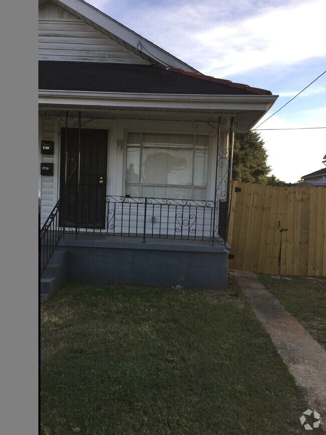 Building Photo - 2718 Mithra St