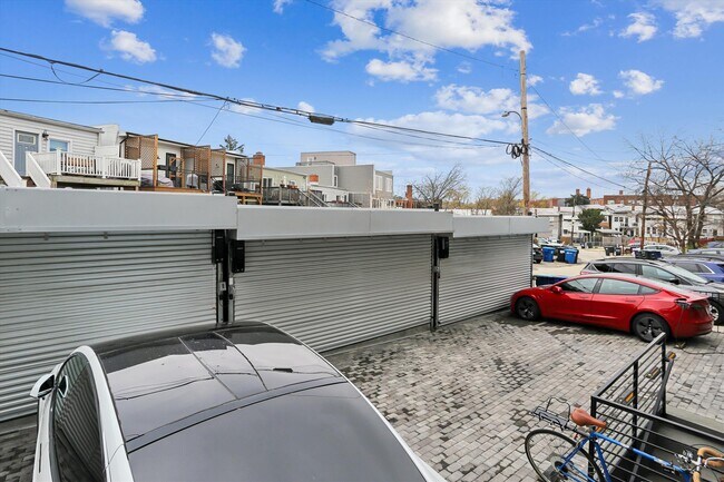 Building Photo - 517 Montana Ave NE