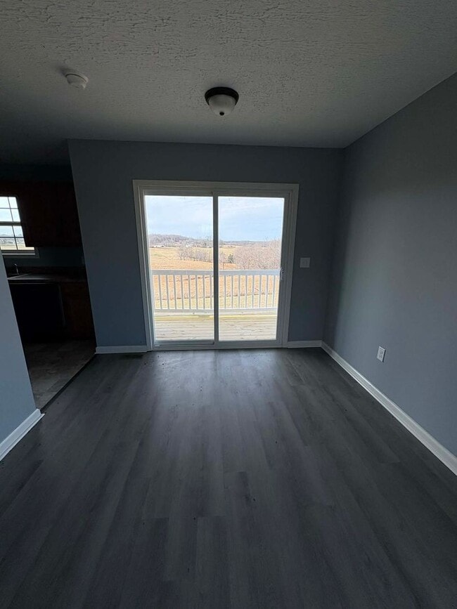 Building Photo - Country Living Comfort!