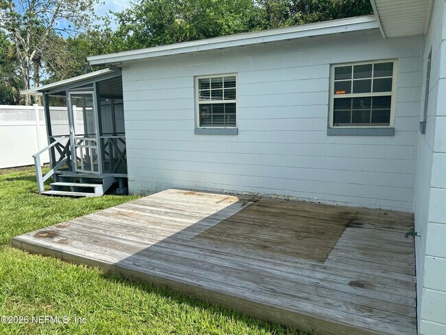Building Photo - 421 7th St N