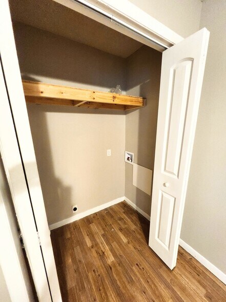 Building Photo - 5230 Beach Dr