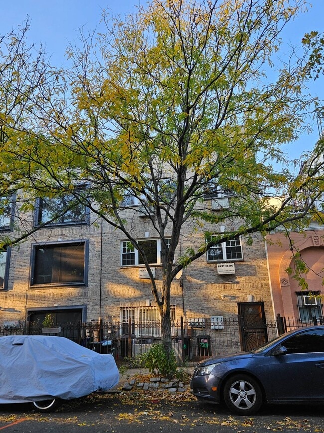 Primary Photo - 733 Monroe St